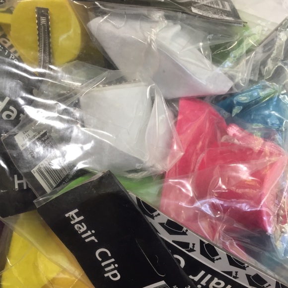 🆕 Mini Graduation Caps Clip On Party Hats (12 ct) - Picture 5 of 8